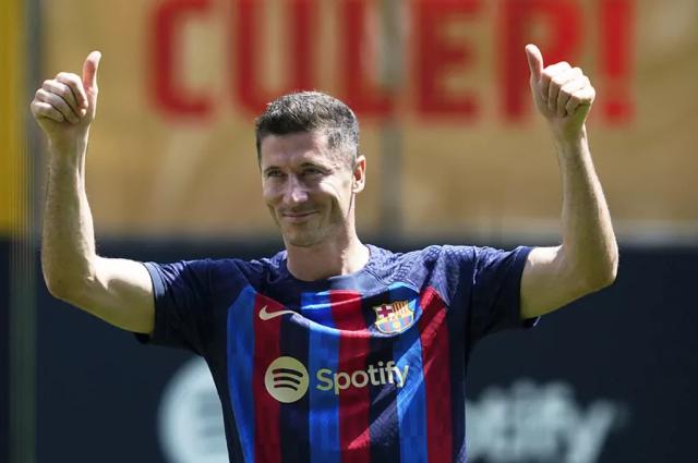 开云平台-梅西离巴萨周年日，莱万亮相，巴萨距全注册有多远？