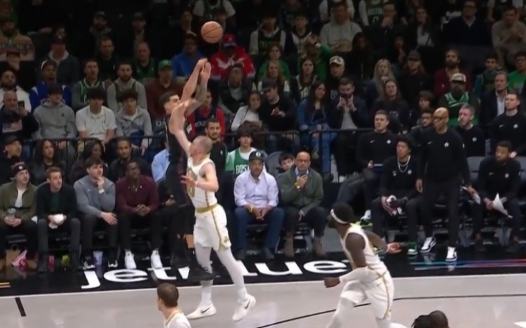 开云官网-这球没得争辩！小波特干拔三分踢腿绊倒豪泽被吹进攻犯规