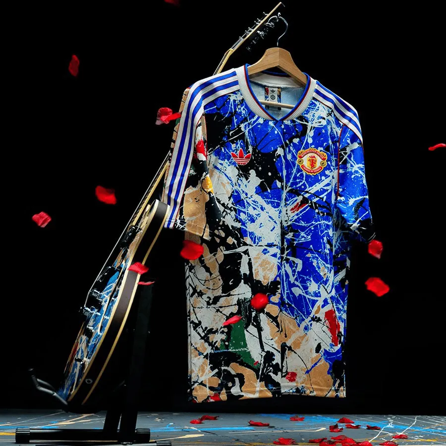 开云平台-曼联发布与石玫瑰乐队联名球衣，致敬传奇乐队与球迷文化