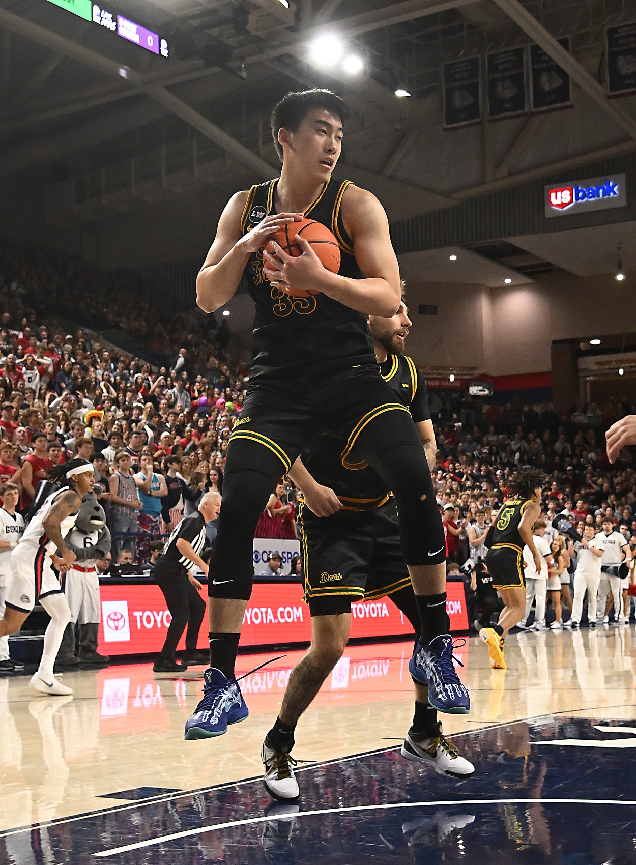 开云下载-媒体人：没出场时间让人糟心 王俊杰转校去适合自己风格的球队吧