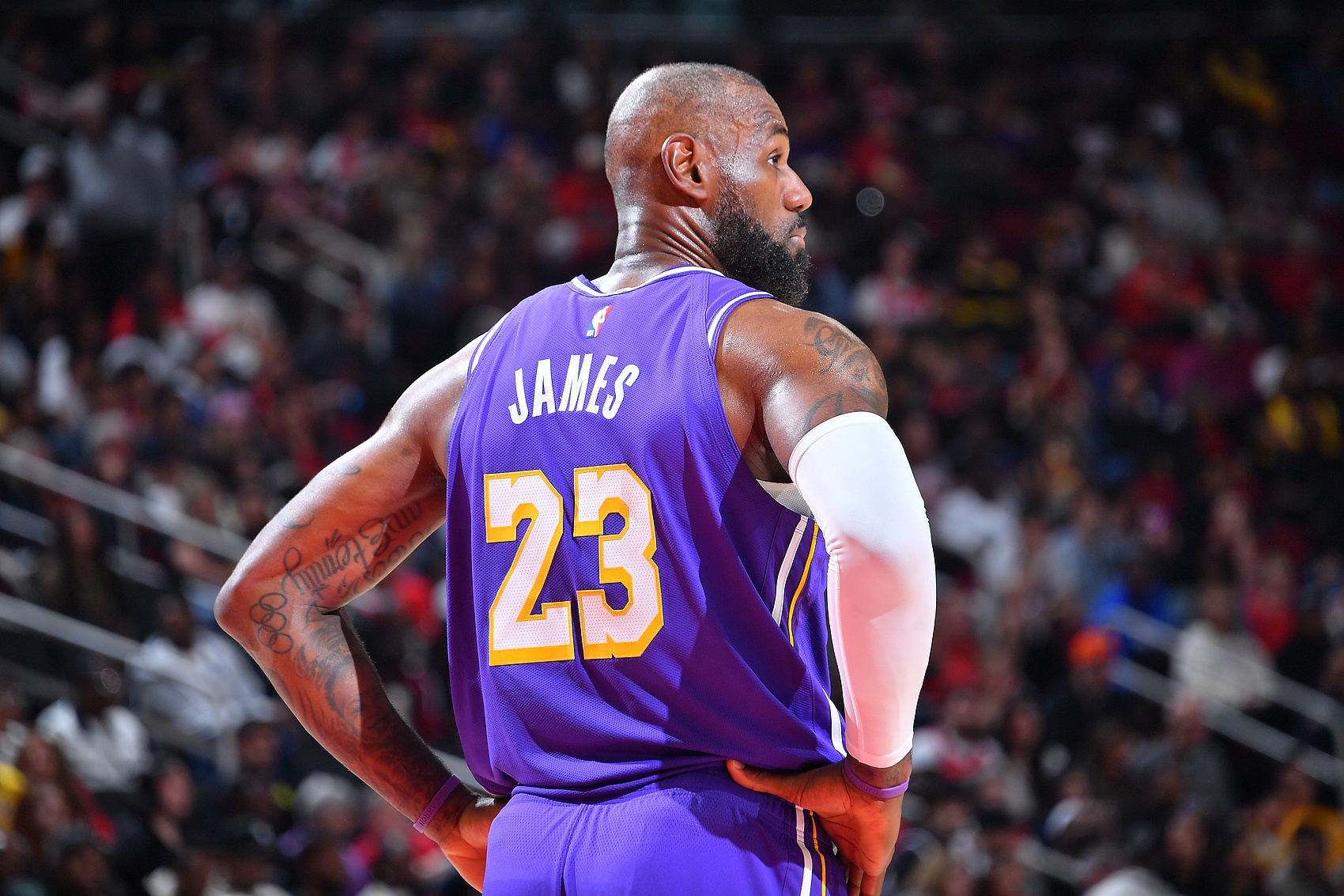 kaiyun-夸梅：勒布朗是不是要躲着雷霆打？我觉得他的脚要开始疼了👀